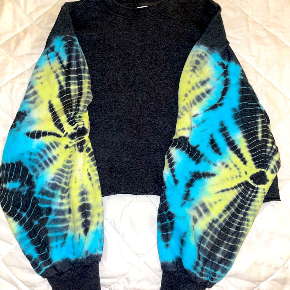 Size small Victoria’s Secret PINK cropped sweater